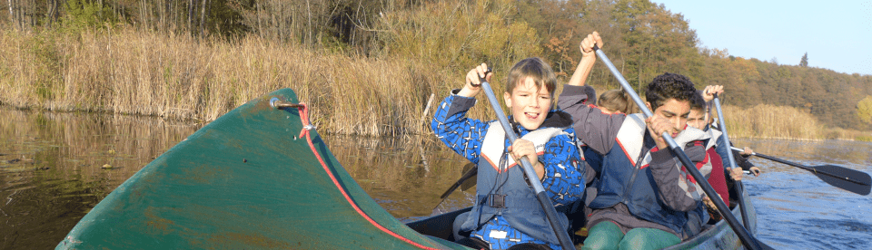 Zwei Jungs im Kanu