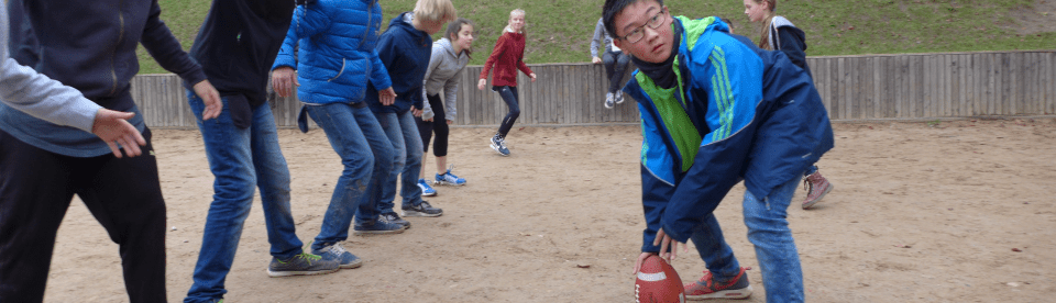 Kinder beim Football spielen