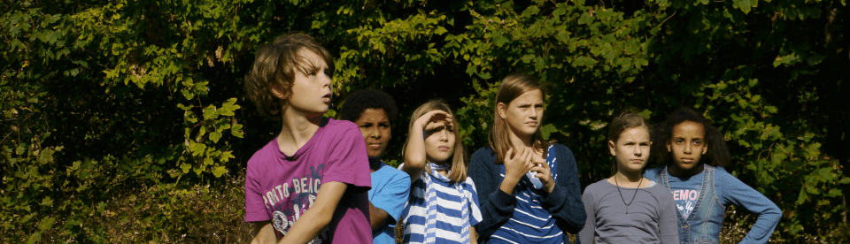 Kinder beim Cricket spielen