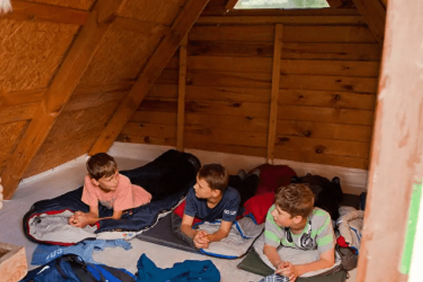 Blick in die Hütte am Outdoorcamp am See