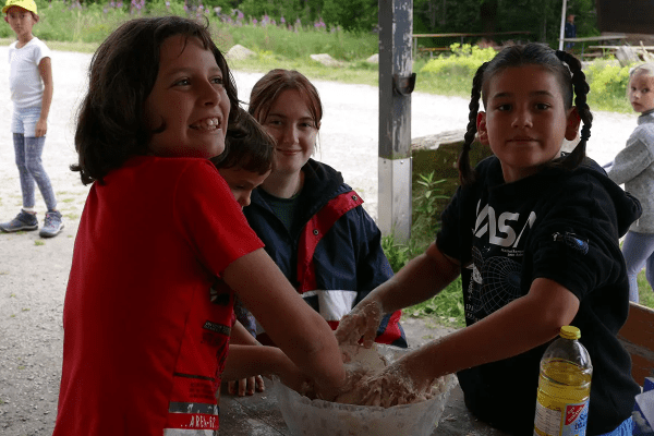Drei Kinder beim Teigkneten im Empowermentcamp