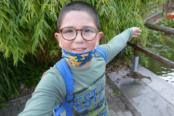 Junge lach in die Kamera bei Selfie