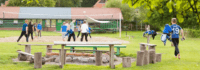 Spielende Jugendliche auf einer Wiese