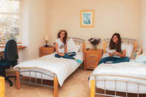 Zwei Mädchen in einem Gästezimmer