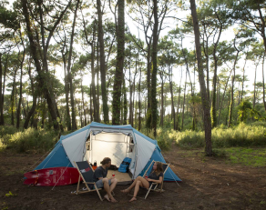 Zelte im Surfcamp Frankreich