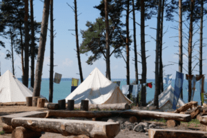 zelte vor wasser