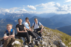 Kinder sitzen auf einem Berg