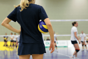 Jugendliche spielen Volleyball