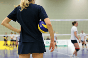 Jugendliche spielen Volleyball im Teens Sportcamp