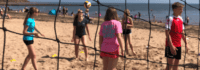 Jugendliche spielen Beachvolleyball