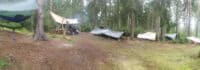 Ein Camp aus Planen im Wald