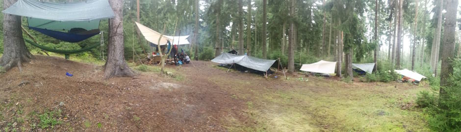 Ein Camp aus Planen im Wald