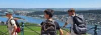 Drei Jungs bei einer Wanderung