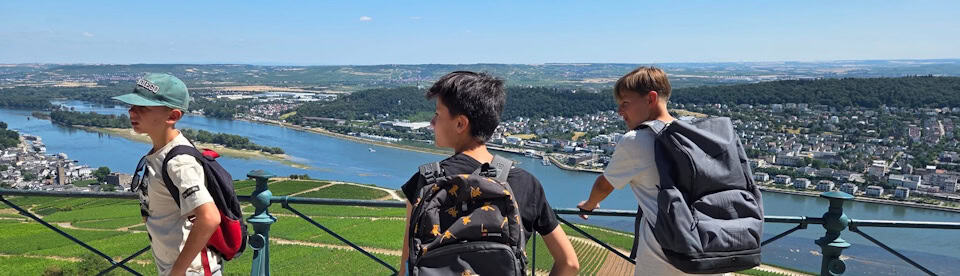 Drei Jungs bei einer Wanderung