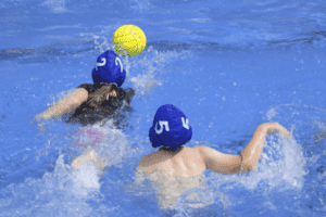 Zwei Kinder beim Wasserballcamp Rabenberg