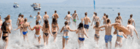 Jugendliche die ins Meer rennen