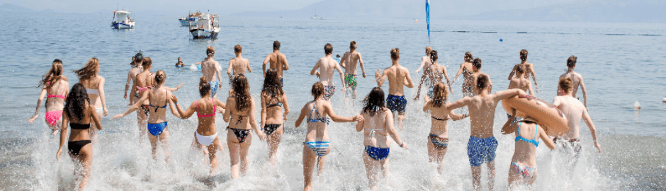 Jugendliche die ins Meer rennen