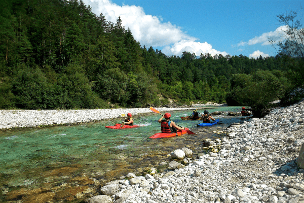 Gemeinsamer Kanuausflug im Feriencamp