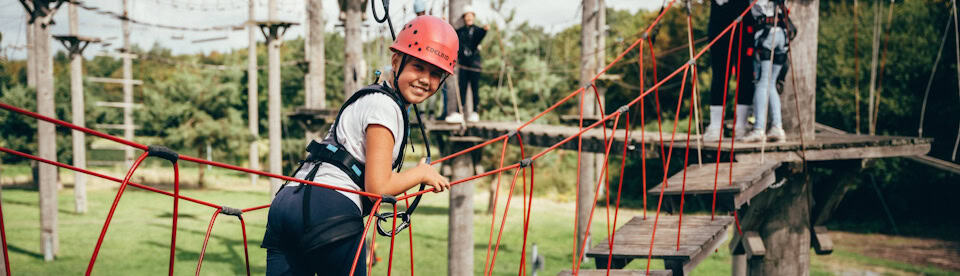 Mädchen im Hochseilgarten