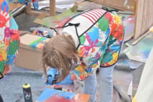 Mädchen bei der Grafiti-Aktion im Action Tagescamp Fühlinger See