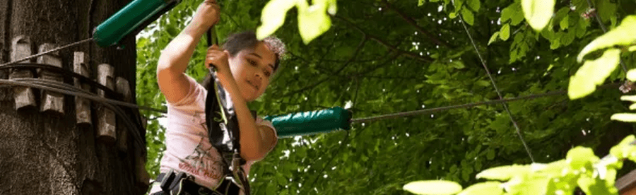 Mädchen klettert im Hochseilgarten