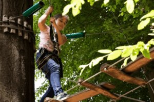 Mädchen im Kletterwald