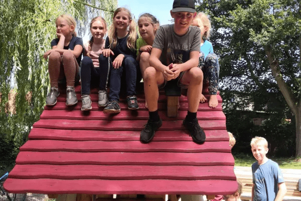 Kinder sitzen auf Dach