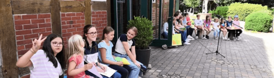 Kinder basteln zusammen draußen