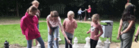Kinder spielen Schach im Freien