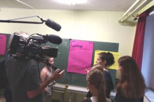 Kinder und Jugendliche haben Spaß im Filmcamp auf Englisch