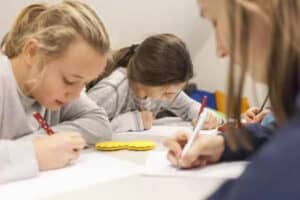 Kinder tauchen in die Welt der Poesie im Englischcamp Petzow