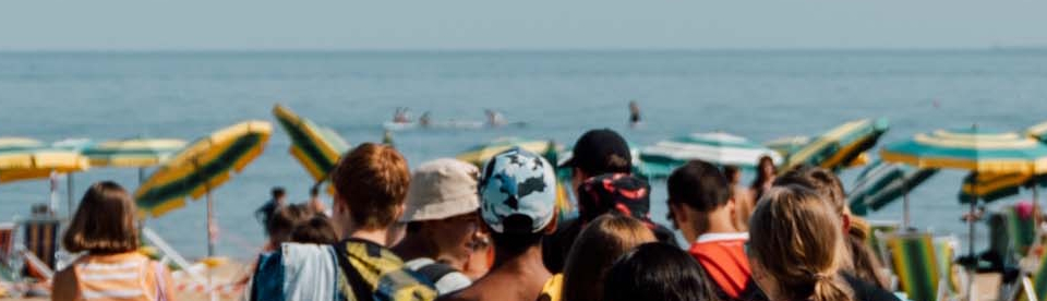 Jugendliche gehen ans Meer