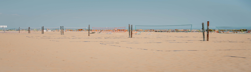 Volleyballfelder am Strand in Italien