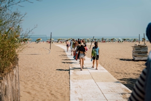 Strandaufgang mit Menschen Italien