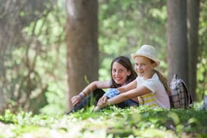 Mädels sitzen am Waldrand