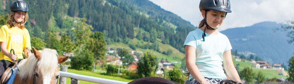 Mädchen auf Pferden draußen