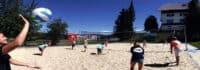 Volleyball spielende Gruppe