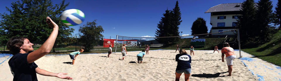 Volleyball spielende Gruppe