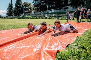Kids auf der Wasserrutsche