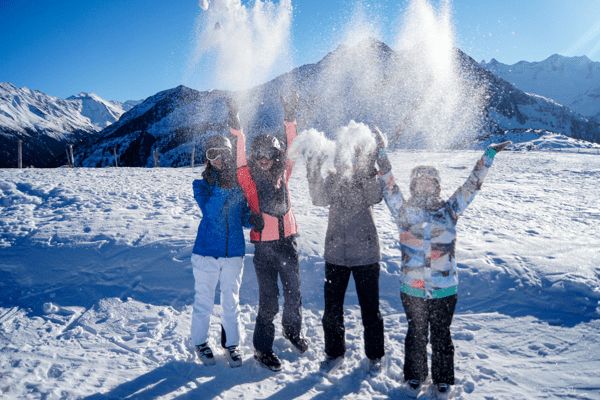 Kinder werfen Schnee hoch