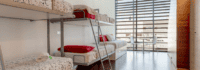 Ein Zimmer mit zwei Stockbetten
