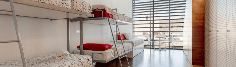 Ein Zimmer mit zwei Stockbetten