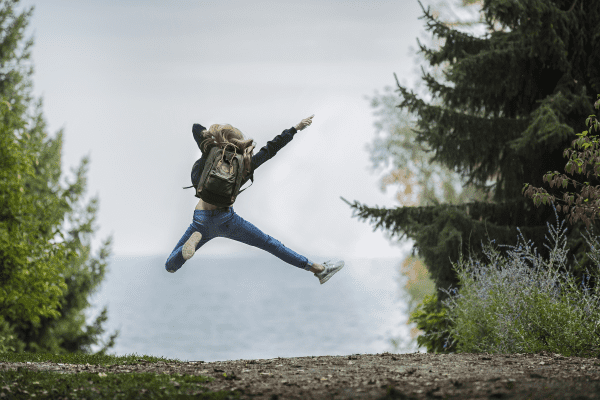 Mädchen springt in die Luft