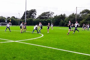 Jugendliche spielen Fußball