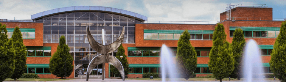 Gebäude mit Wasserbrunnen der University of Limerick