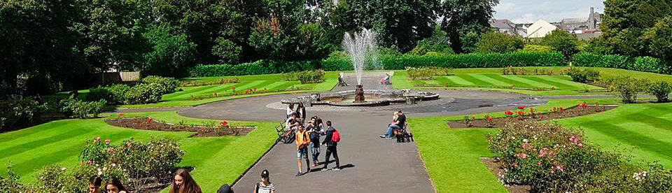 Jugendliche gehen durch einen Park