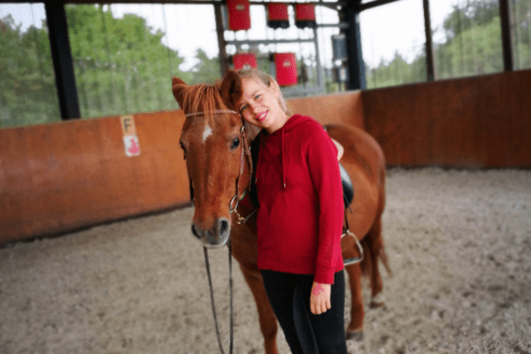 Mädchen mit Islandpferd im Reitcamp in der Pfalz