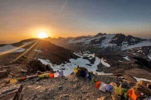 Sonne geht hinter den Alpen unter