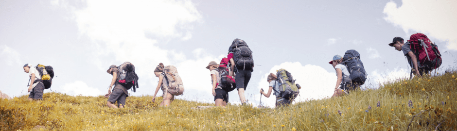 Jugendliche mit Wanderrucksäcken
