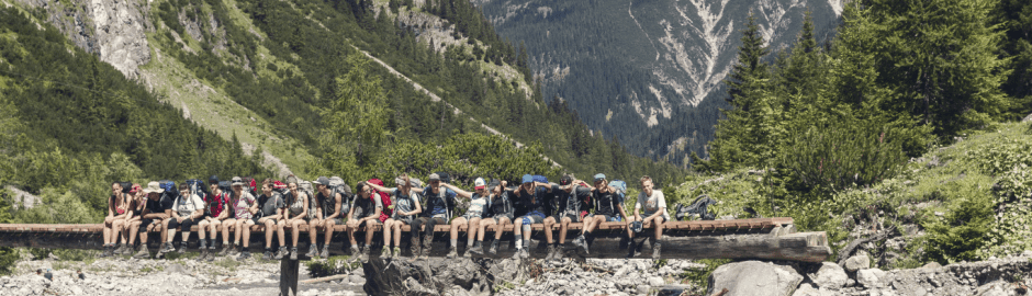 Gruppenbild auf Baumstamm